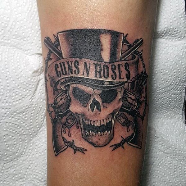 tatuaje guns and roses 22