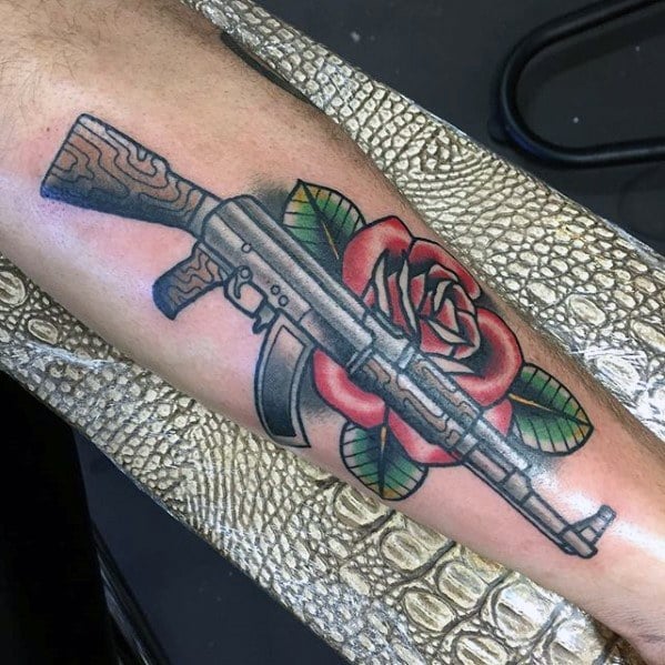 tatuaje guns and roses 26