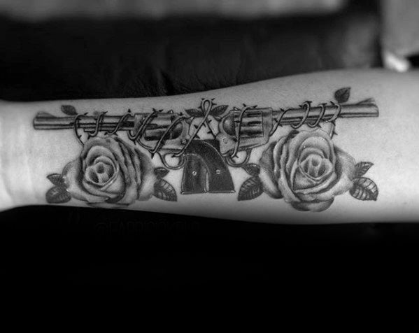 tatuaje guns and roses 52