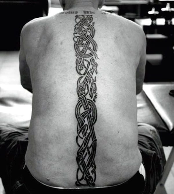 tatuaje columna vertebral 133