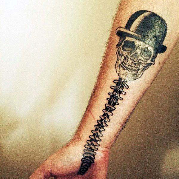 tatuaje columna vertebral 134