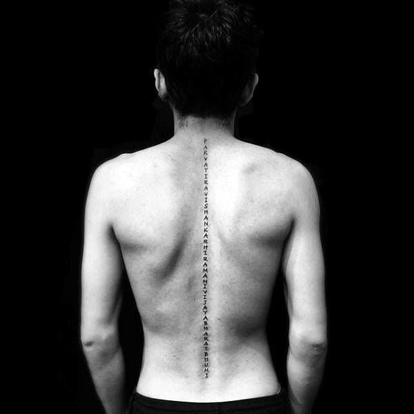 tatuaje columna vertebral 137