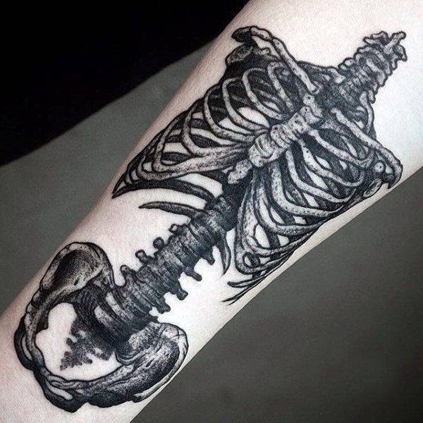 tatuaje columna vertebral 139