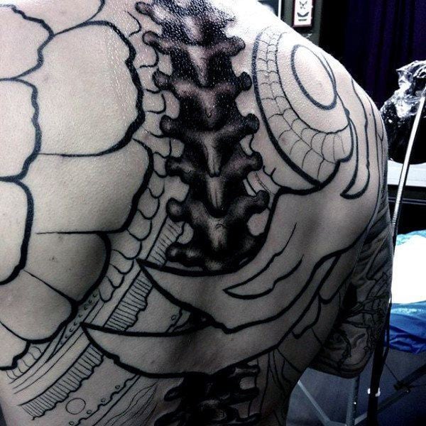 tatuaje columna vertebral 157