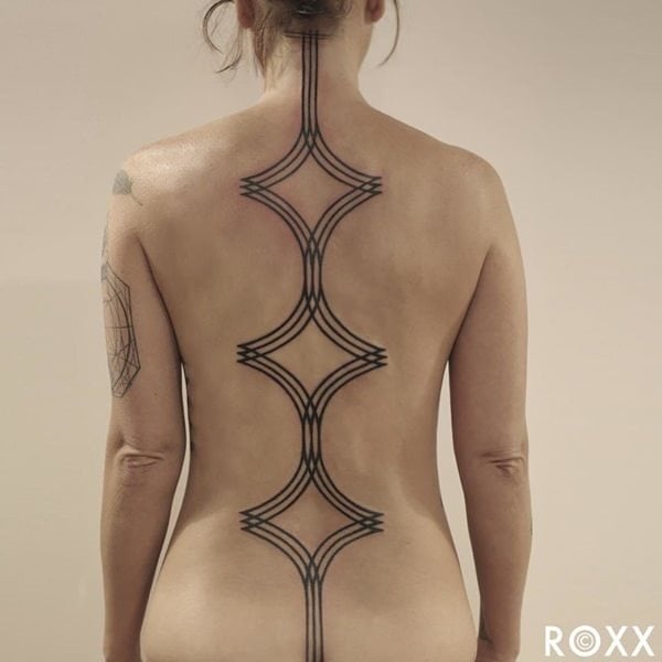 tatuaje columna vertebral 195