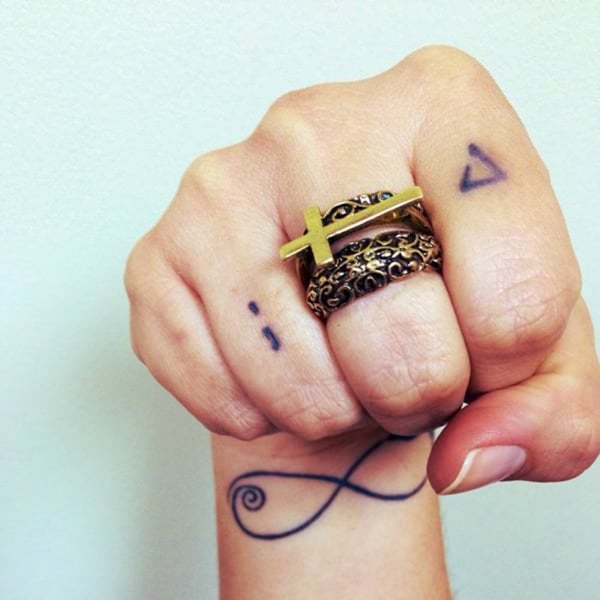 85 Tatuajes en los DEDOS: Tipos, significados y consejos