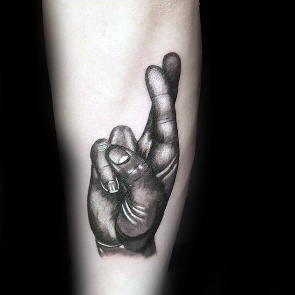 tatuaje dedos cruzados 02