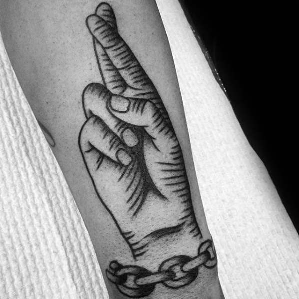 tatuaje dedos cruzados 08