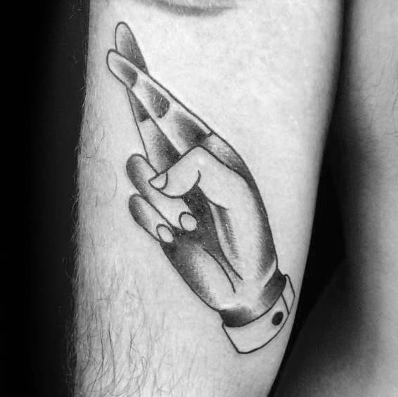 tatuaje dedos cruzados 101