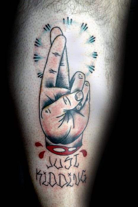 tatuaje dedos cruzados 122