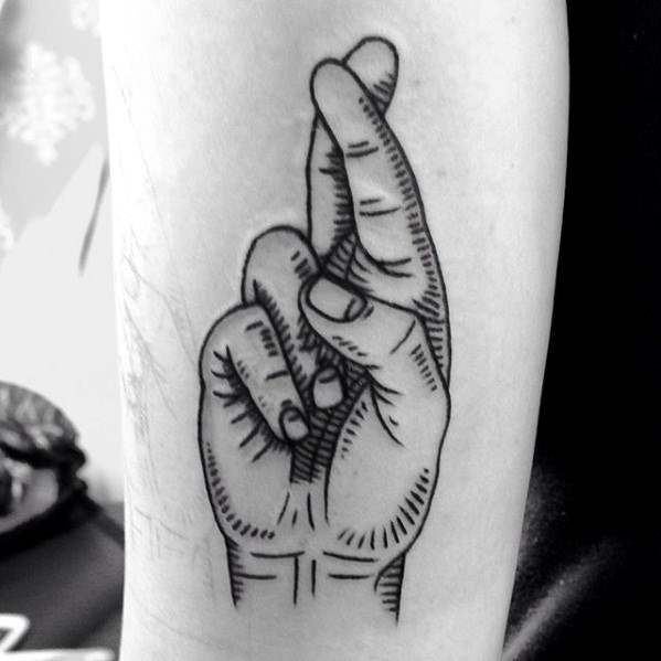 tatuaje dedos cruzados 125