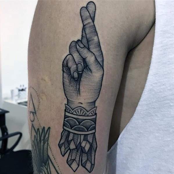 tatuaje dedos cruzados 17