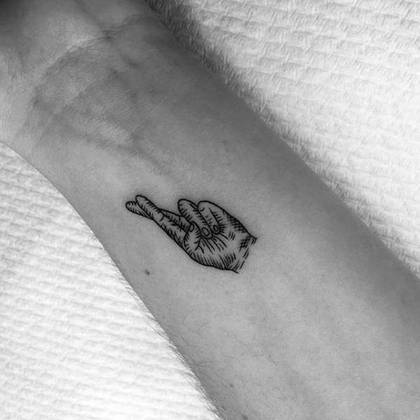 tatuaje dedos cruzados 23