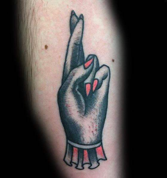 tatuaje dedos cruzados 26