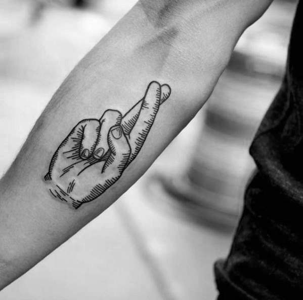 tatuaje dedos cruzados 29