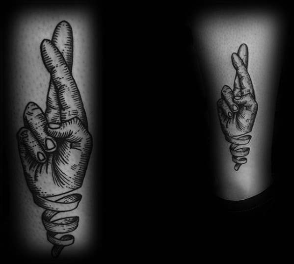 tatuaje dedos cruzados 35