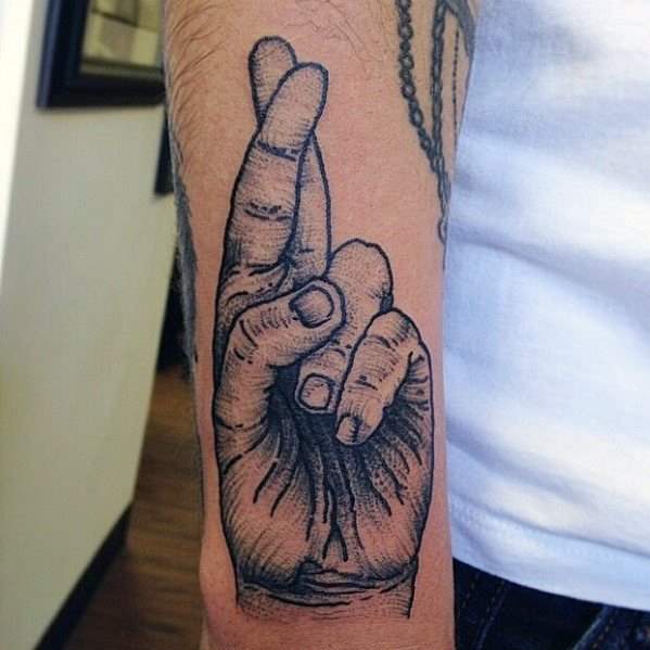 tatuaje dedos cruzados 44