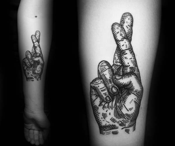 tatuaje dedos cruzados 83