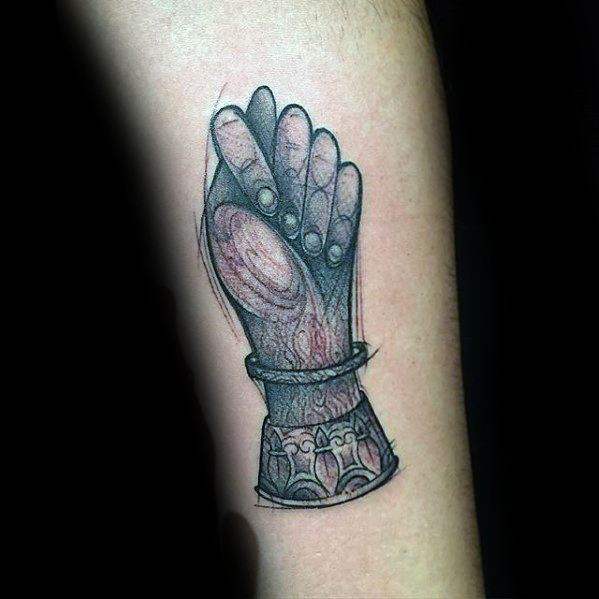 tatuaje dedos cruzados 89