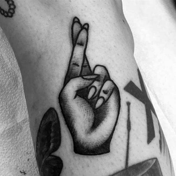 tatuaje dedos cruzados 95