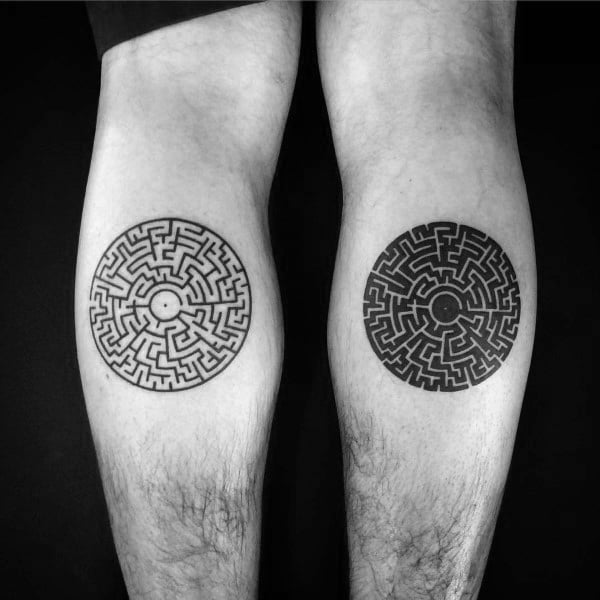 60 Tatuajes de laberintos muy enredados (Con el significado)