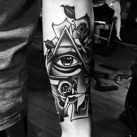 tatuaje simbolo illuminati 124