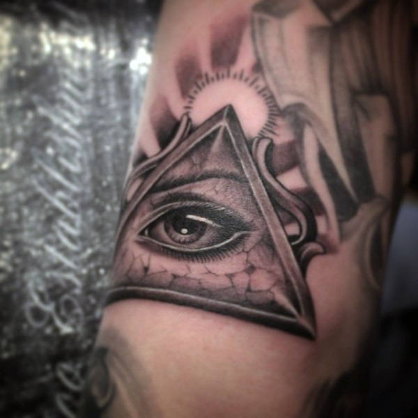 tatuaje simbolo illuminati 163