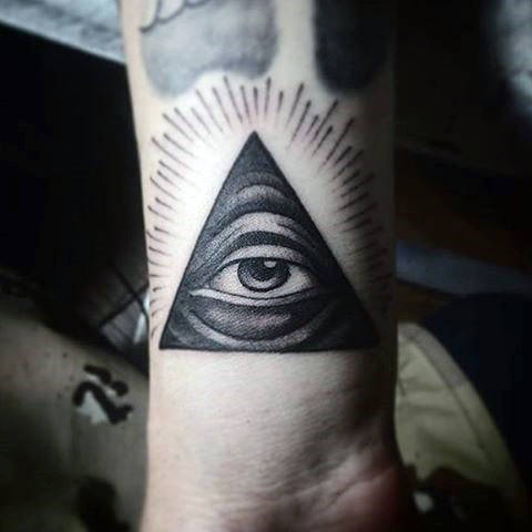 tatuaje simbolo illuminati 199