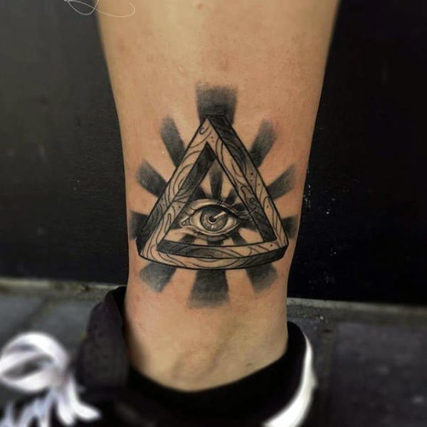 tatuaje simbolo illuminati 202