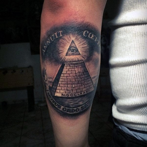 tatuaje simbolo illuminati 268