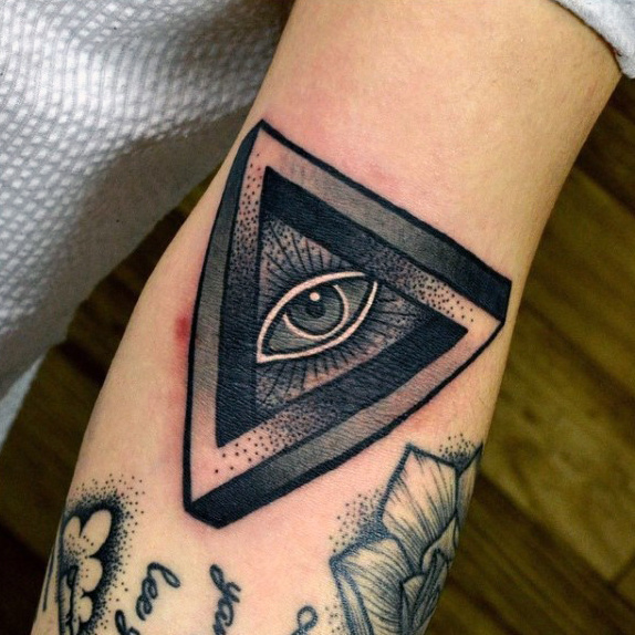 tatuaje simbolo illuminati 52