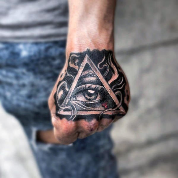 tatuaje simbolo illuminati 76