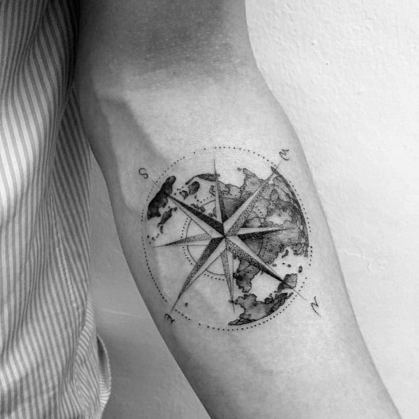 tatuaje brujula geometrica 38