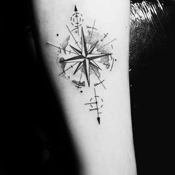 tatuaje brujula geometrica 44