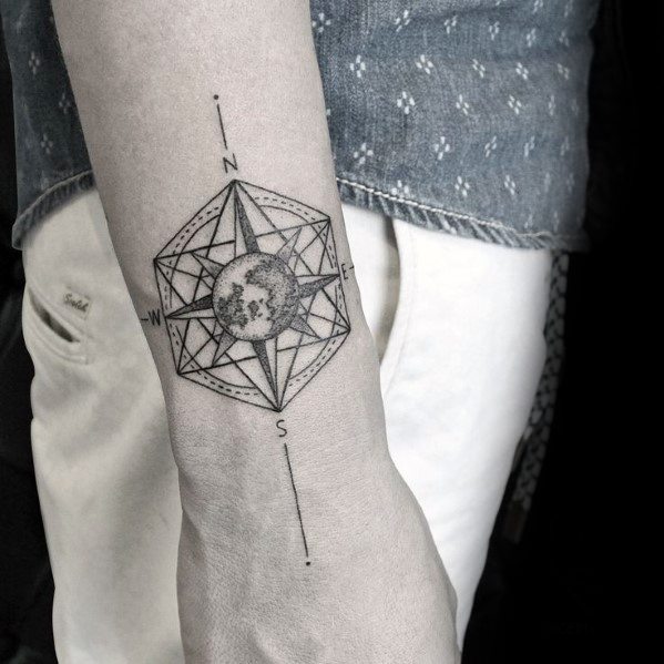 tatuaje brujula geometrica 46