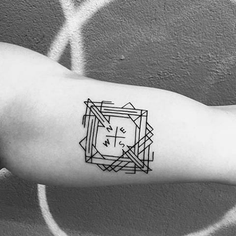 tatuaje brujula geometrica 50