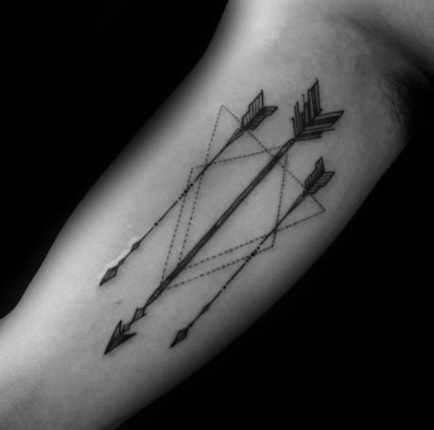 tatuaje flecha geometrica 12