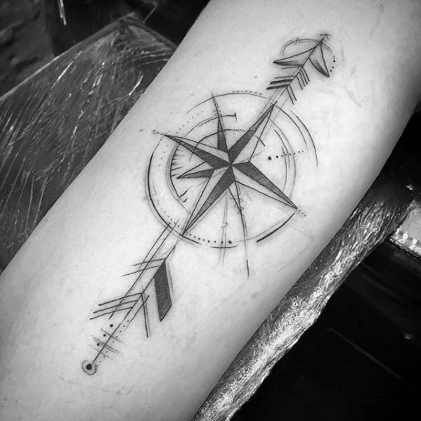 tatuaje flecha geometrica 40