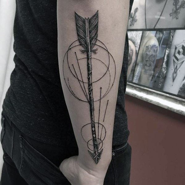 tatuaje flecha geometrica 48