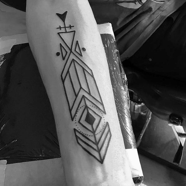 tatuaje flecha geometrica 50
