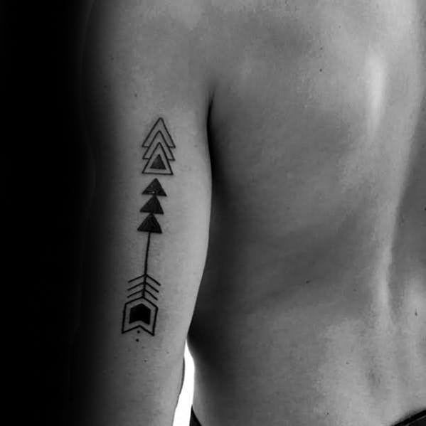 tatuaje flecha geometrica 56