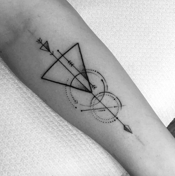 tatuaje flecha geometrica 62