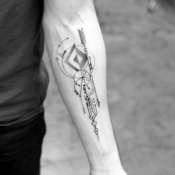 tatuaje flecha geometrica 72