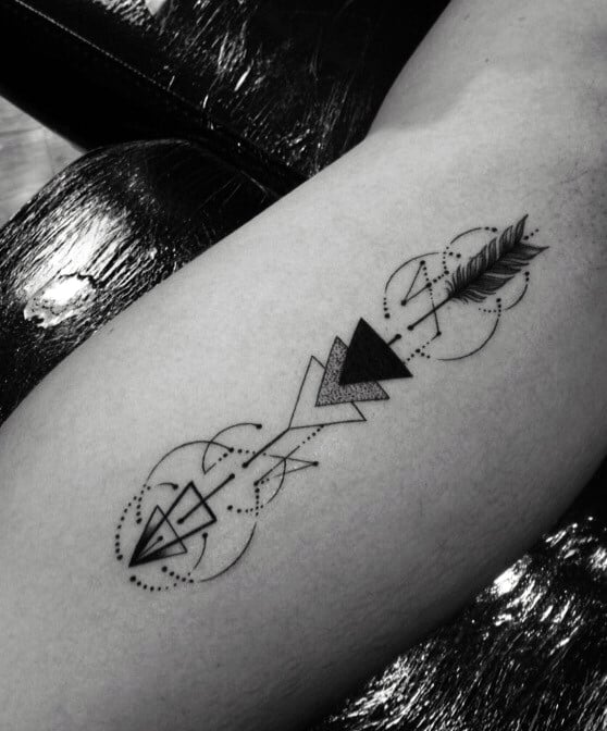tatuaje flecha geometrica 78