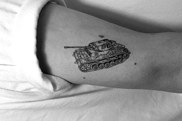 tatuaje tanque militar 24