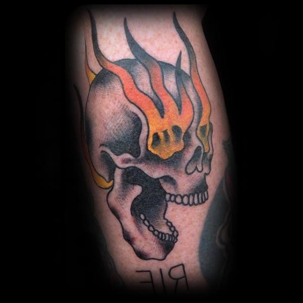 tatuaje calavera fuego 32