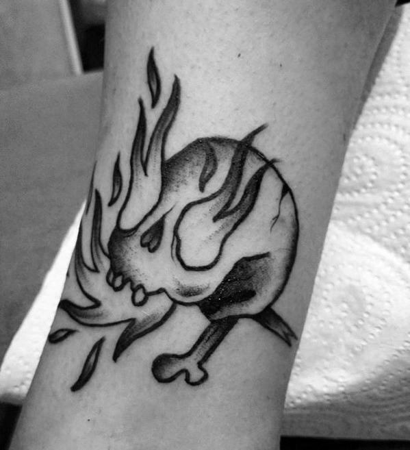 tatuaje calavera fuego 54