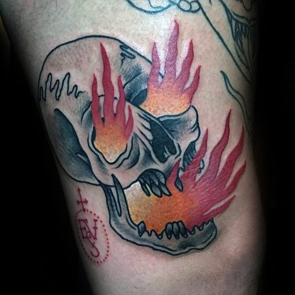 tatuaje calavera fuego 82