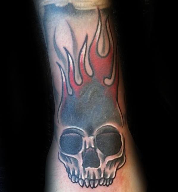 tatuaje calavera fuego 98