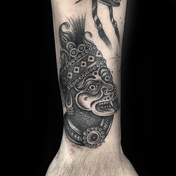 tatuaje dios januman 106